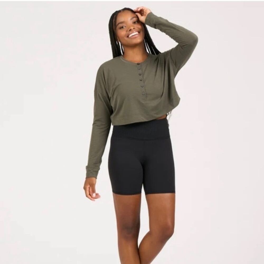 Vuori Avalon Crop Henley in olive green sz M